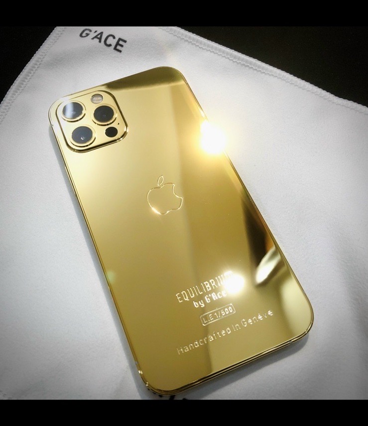iPhone 12 Pro Full GOLD Edition gây ấn tượng với lớp mạ vàng bóng loáng toàn bộ thiết kế của sản phẩm. Không chỉ đơn thuần là một chiếc điện thoại thông thường, iPhone 12 Pro Full GOLD Edition còn là biểu tượng của sự sang trọng, đẳng cấp và phong cách. Hãy cùng ngắm nhìn những hình ảnh về sản phẩm, bạn sẽ không thể rời mắt khỏi nó.